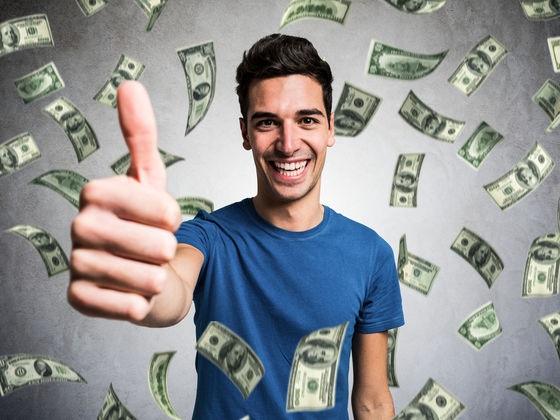 На парня сыплятся долларовые купюры, он этому рад