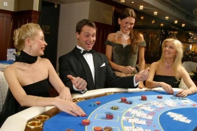 Мужчина и три симпатичных дамы ведут игру в покер