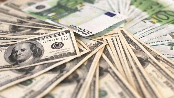 Разложенные купюры долларов и евро