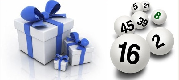 Три подарочных клоробка с синими бантами и лотерейные шары с разными номерами