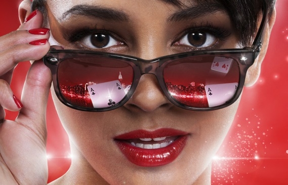 Сексуальная девушка снимает очки, в которых отображается ночной город и карты