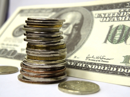 Стопка центов и долларовая купюра