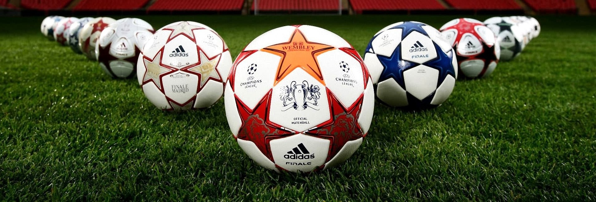 Футбольные мячи выложенные в два ряда