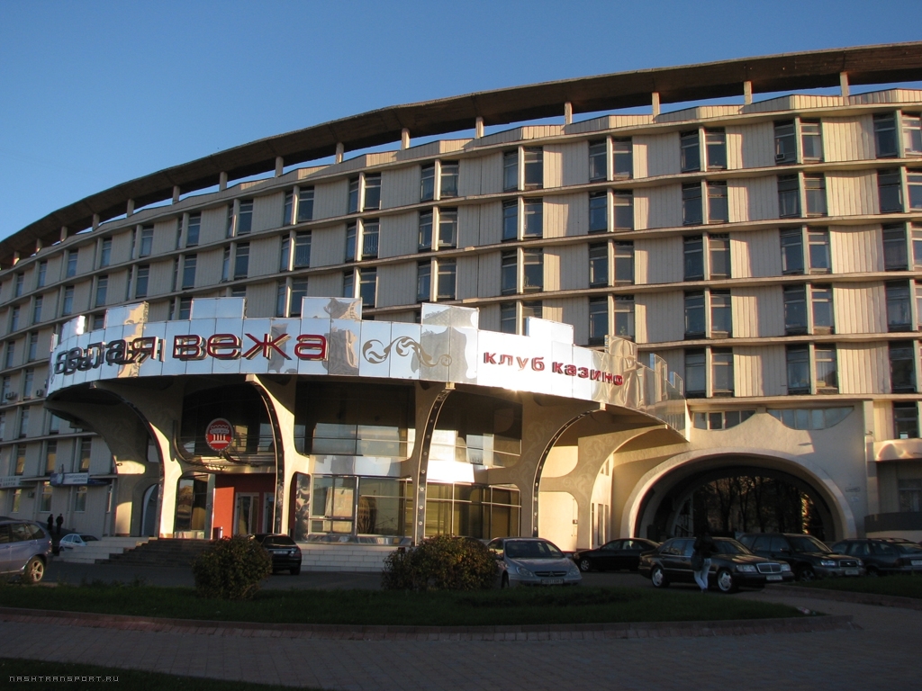 Центральный вход в казино Белая Вежа