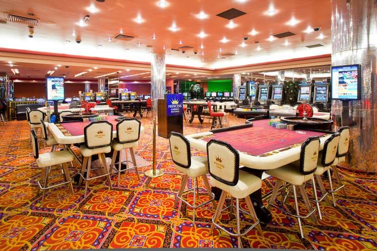Игорный зал казино Diamond Princess в Минске