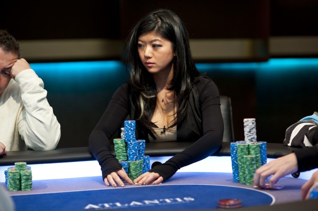 Сюань Лю играет в покер