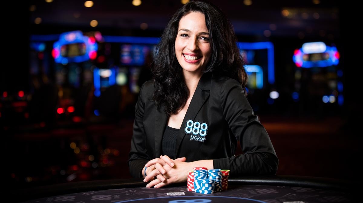 Красотка Кара Скотт за игорным столом в 888 Poker