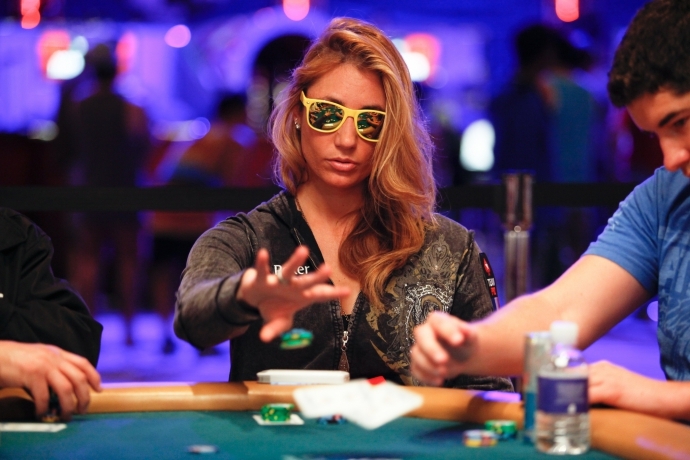 Ванесса Руссо бросает фишки, сидя за покерным столом