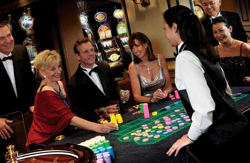Интеллигентная компания играет в рулетку в казино