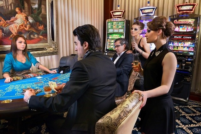 Грузины играют в рулетку в компании двух сексуальных моделей