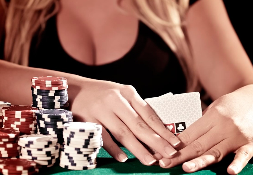 В кадре пышный бюст девушки, которая играет в покер