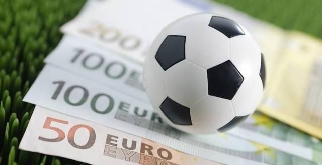 игрушечный аналог футбольного мяча на веере из купюр евро