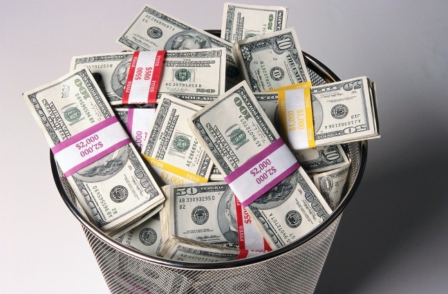 Урна с пачками долларовых купюр