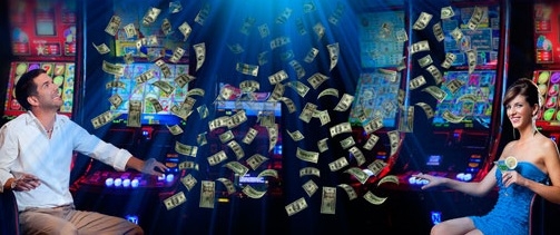 Мужчина и женщина сидят за игровыми автоматами, а с потолка на них сыплются долларовые купюры