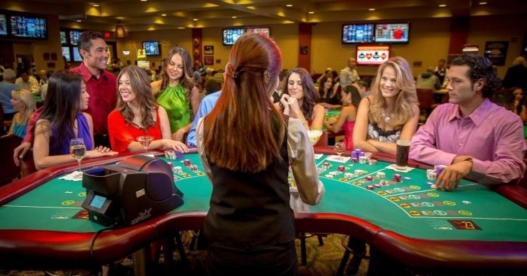 Люди и дилер за игрой в блэкджек