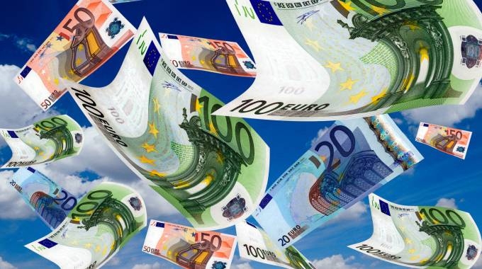 Летящие купюры евро на фоне синего неба