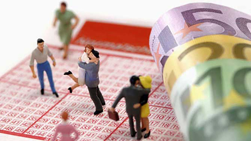 Маленькие фигурки людей на поле лотерейного билета и купюры евро