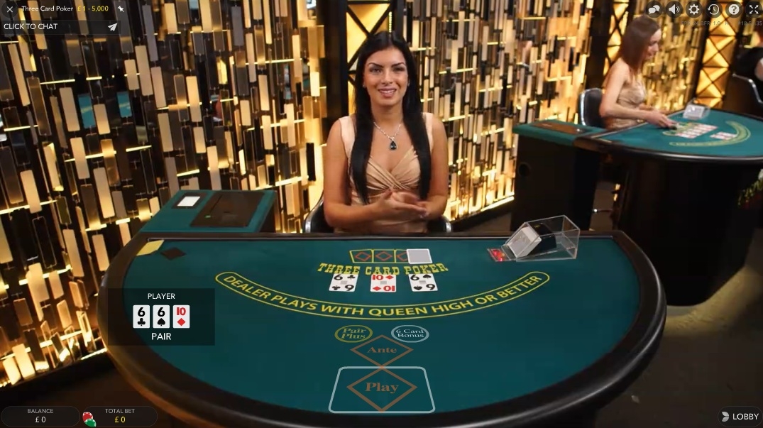 Симпатичная брюнетка ведет игру в оазис покер