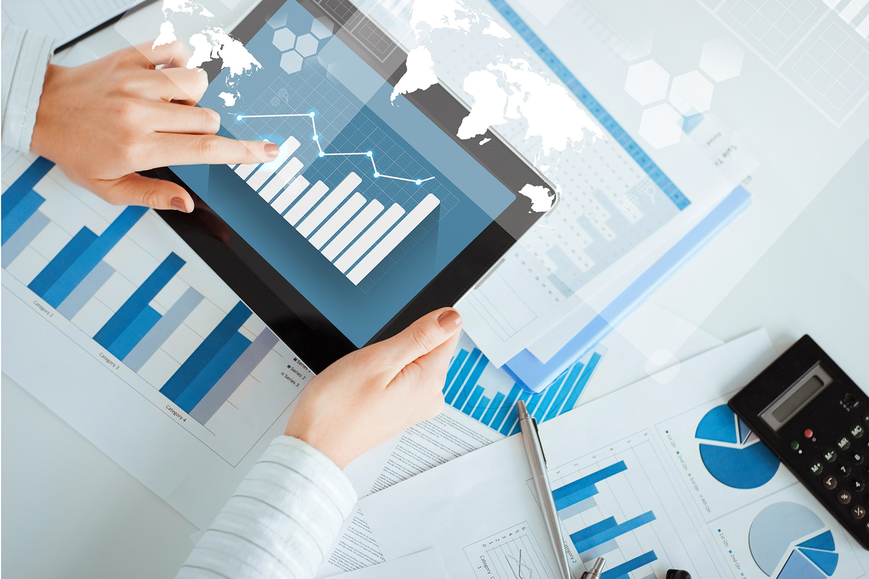 Планшет в руках трейдера