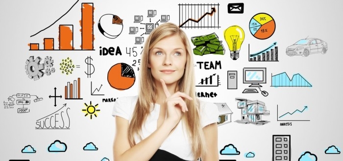 Задумчивая блондинка на фоне доски со схемами