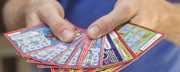 Билеты мгновенных лотерей в руках игрока