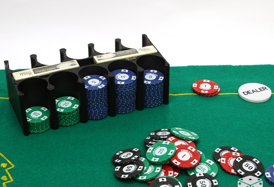 Еа игорном столе находится набор фишек для техасского покера