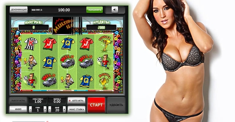 Стройная брюнетка в черном белье позирует рядом со скриншотом игрового автомата Football chick