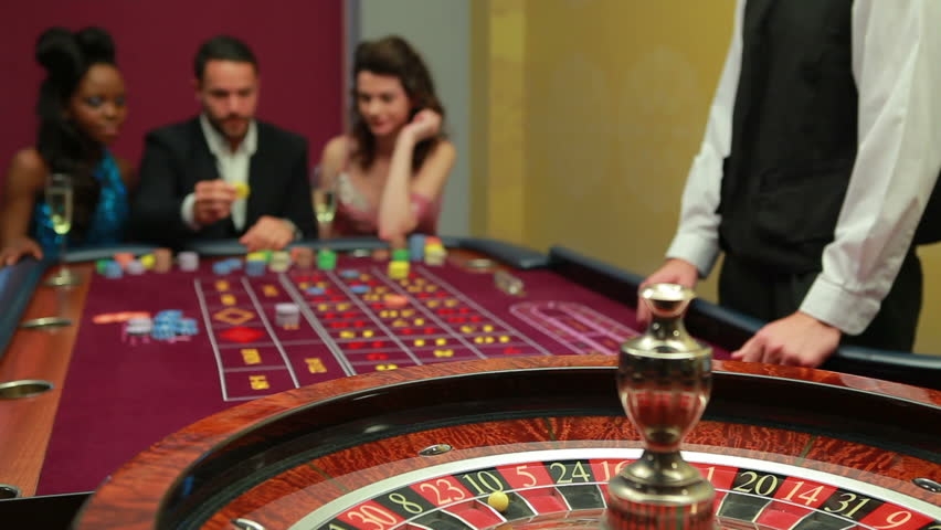 Мужчина в компании двух красоток играет в рулетку