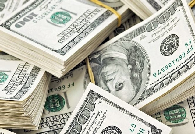 Пачки долларовых купюр