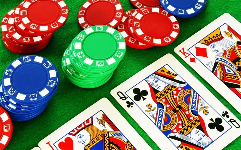 Стопки фишек для покера и ряд карт