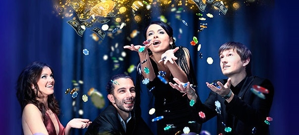 Две девушки и два парня подбрасывают вверх фишки и доллровые купюры