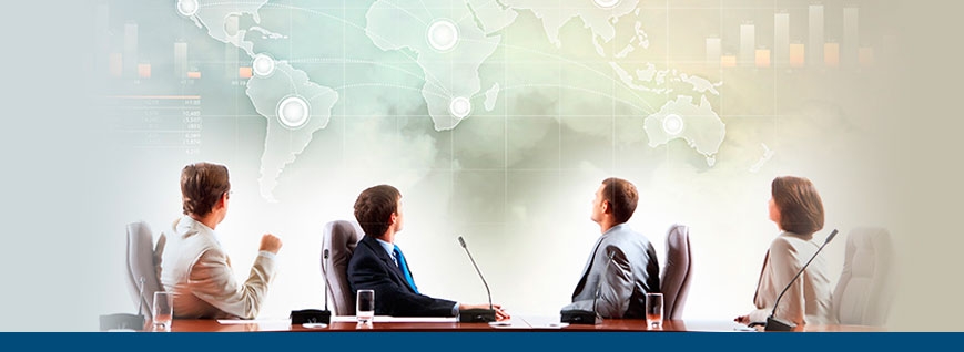 Четверо людей в офисе смотрят на табло из картой Земли