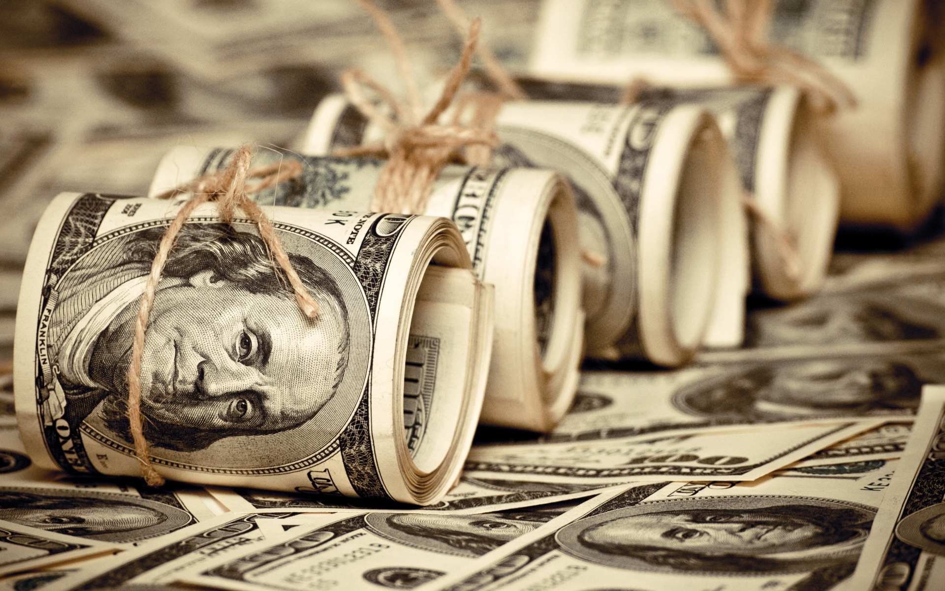 Скрученные стодоларовые купюры