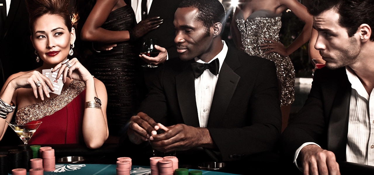 Азиатка, негр и белый парень за игрой в покер в казино VIP-уровня