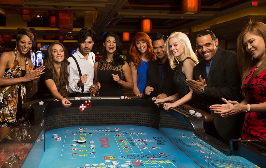 Молодые люди смеются и болеют за свои ставки в крэпсе