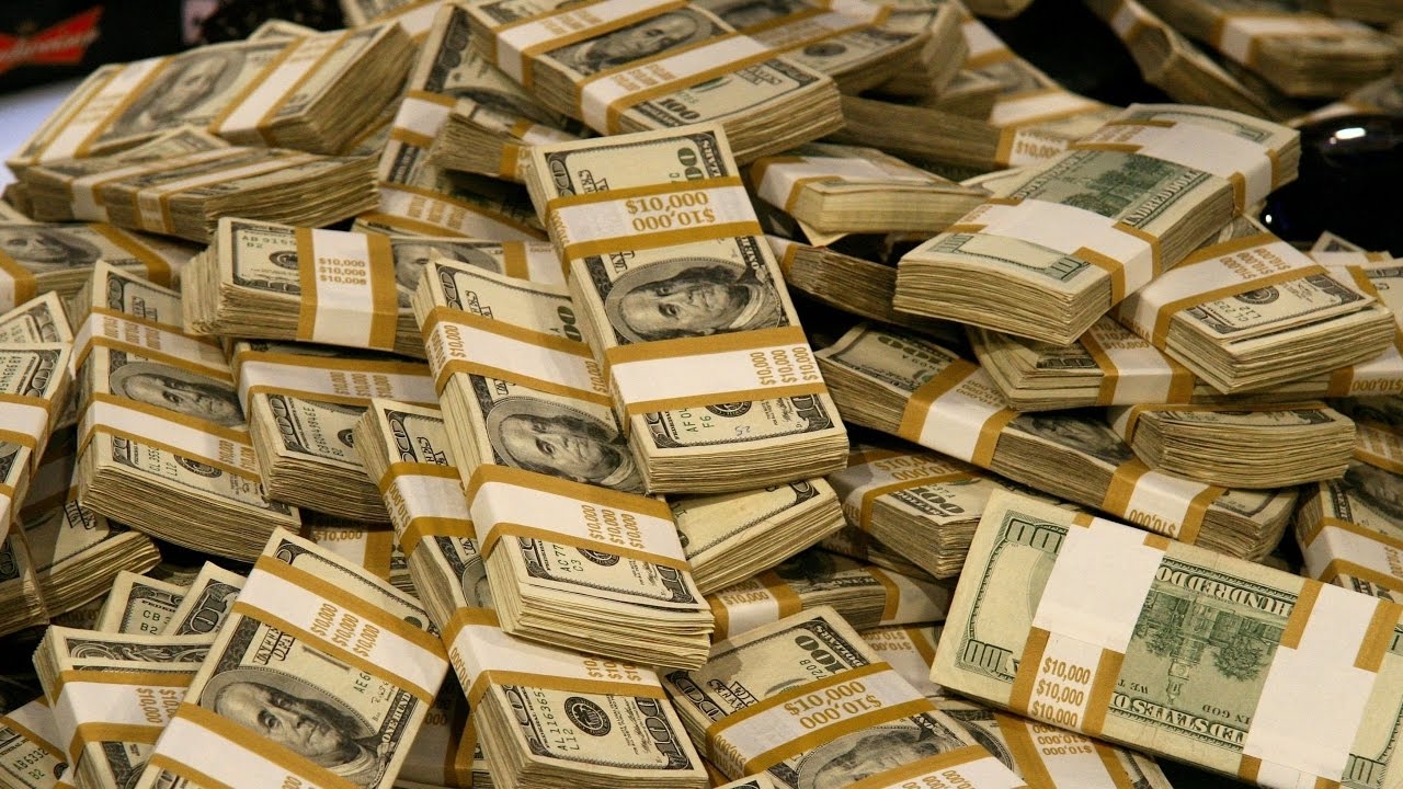 Множество пачек из стодолларовыми купюрами
