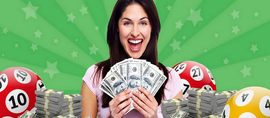 Девушка радуется своему выигрышу в лотерею, держа в руках веер из купюр номиналом 100 долларов