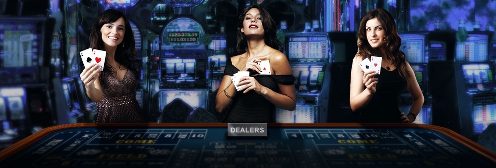 ТРи сексуальные шатенки в черных обтягивающих платьях позируют у стола для игры в крэпс в затемненном игорном зале с картами в руках