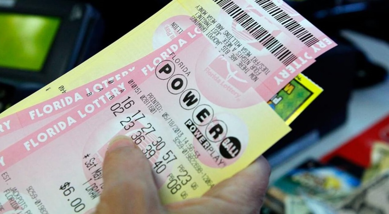 Рука игрока, который держит лотерейные билеты от Power Ball