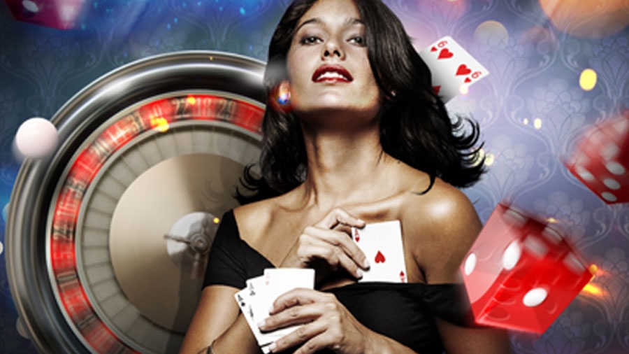 Красивая темноволосая женщина прячет карты в декольте роскошного черного платья, а сзади нее вращается колесо рулетки