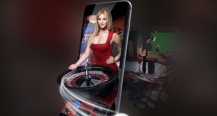 Сексуальная блондинка в красном платье выглядывает с мобильного телефона, а рядом вращается рулетка