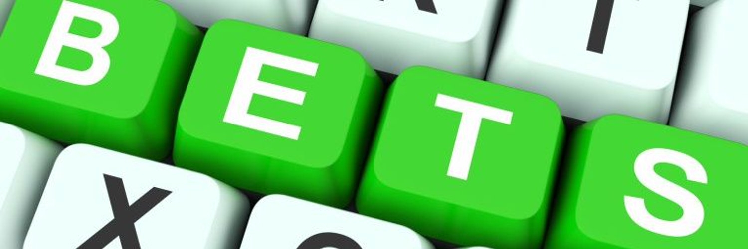 Слово "Bets", сложенное с букв на зеленых кнопках клавиатуры компьютера