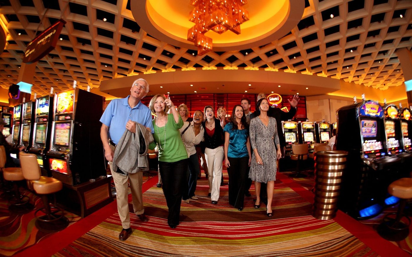 Группа азартных туристов входит в игорный дом, все осматриваются в ожидании азартных приключений