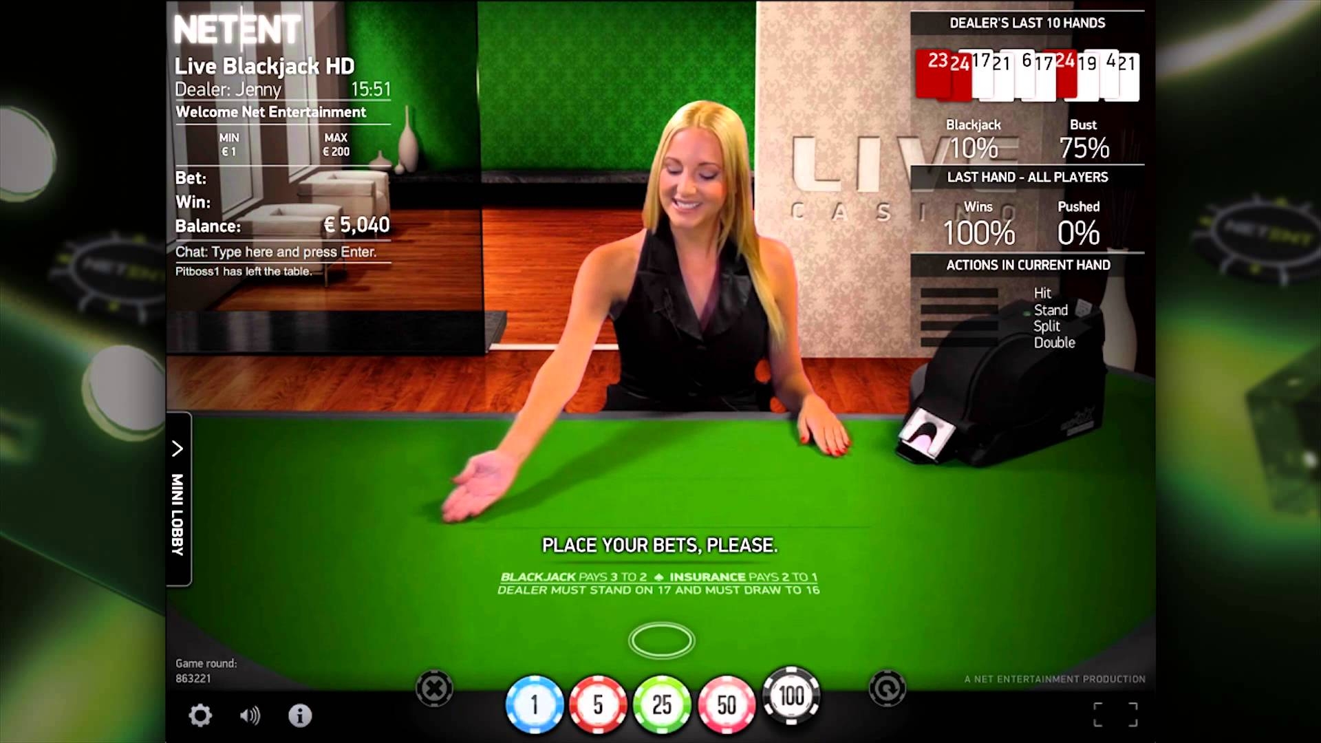 Блондинка в обтягивающем черном платье ведет игру в блэкджек в студии NetEntertainment