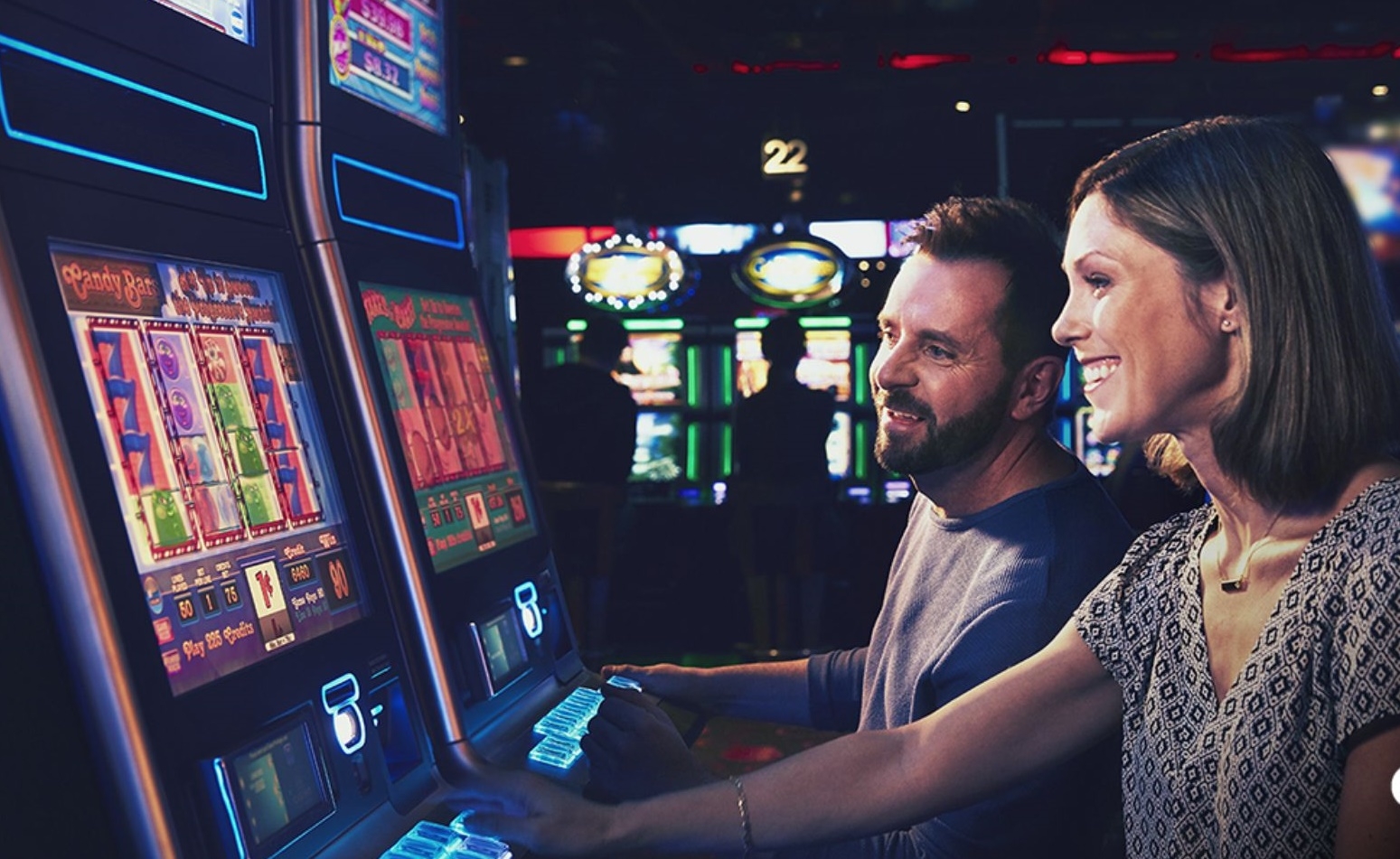 Девушка и парень играют на автоматах в отличном настроении