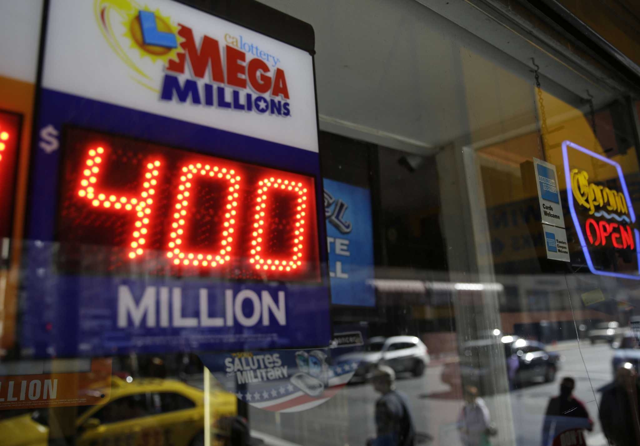 Реклама джек-пота в 400 миллионов от лотереи Мега Миллион на витрине магазина
