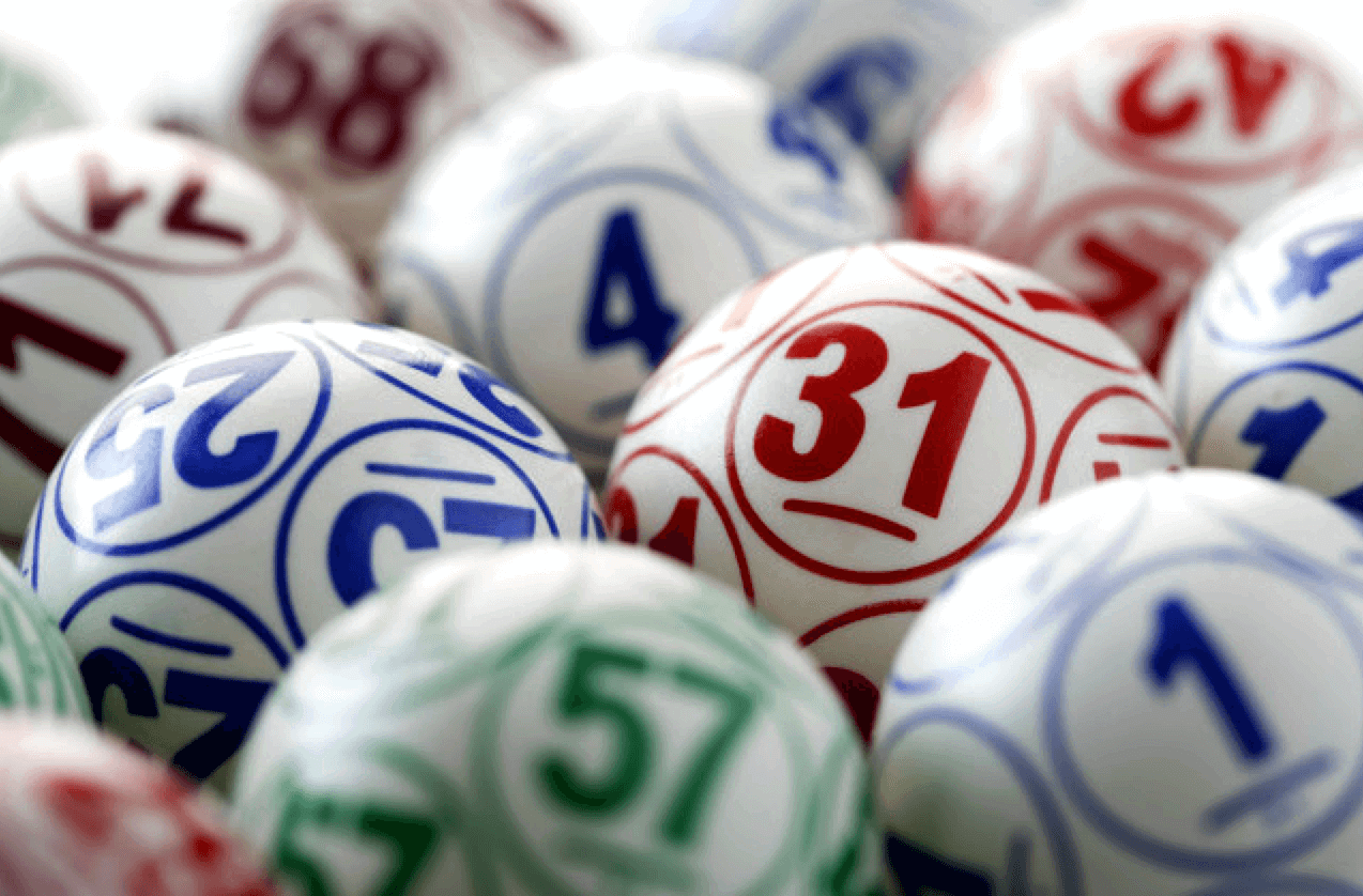 Разноцветные лотерейные шары с разными номерами