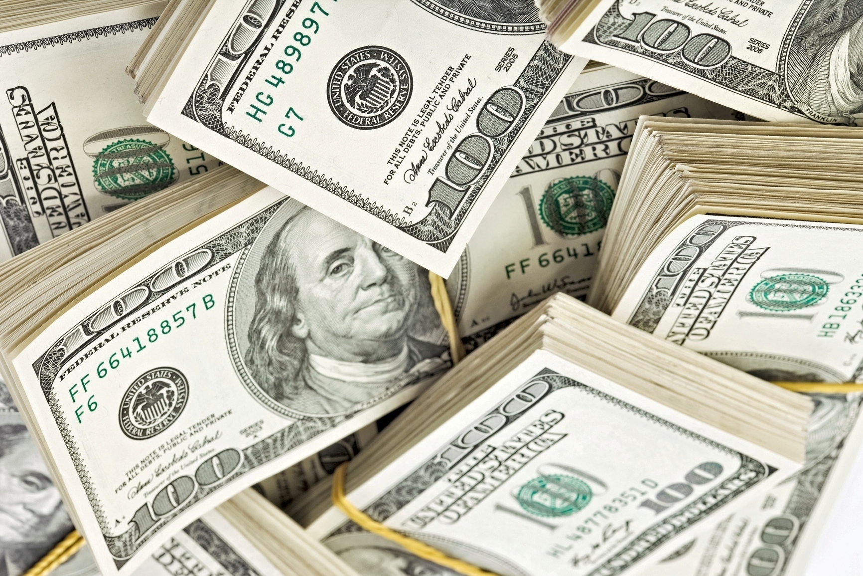 Пачки стодолларовых купюр