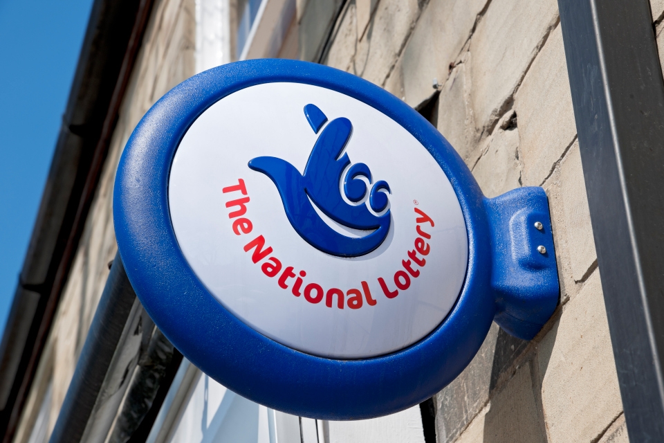 Фирменный знак The National Lottery на здании лотереи