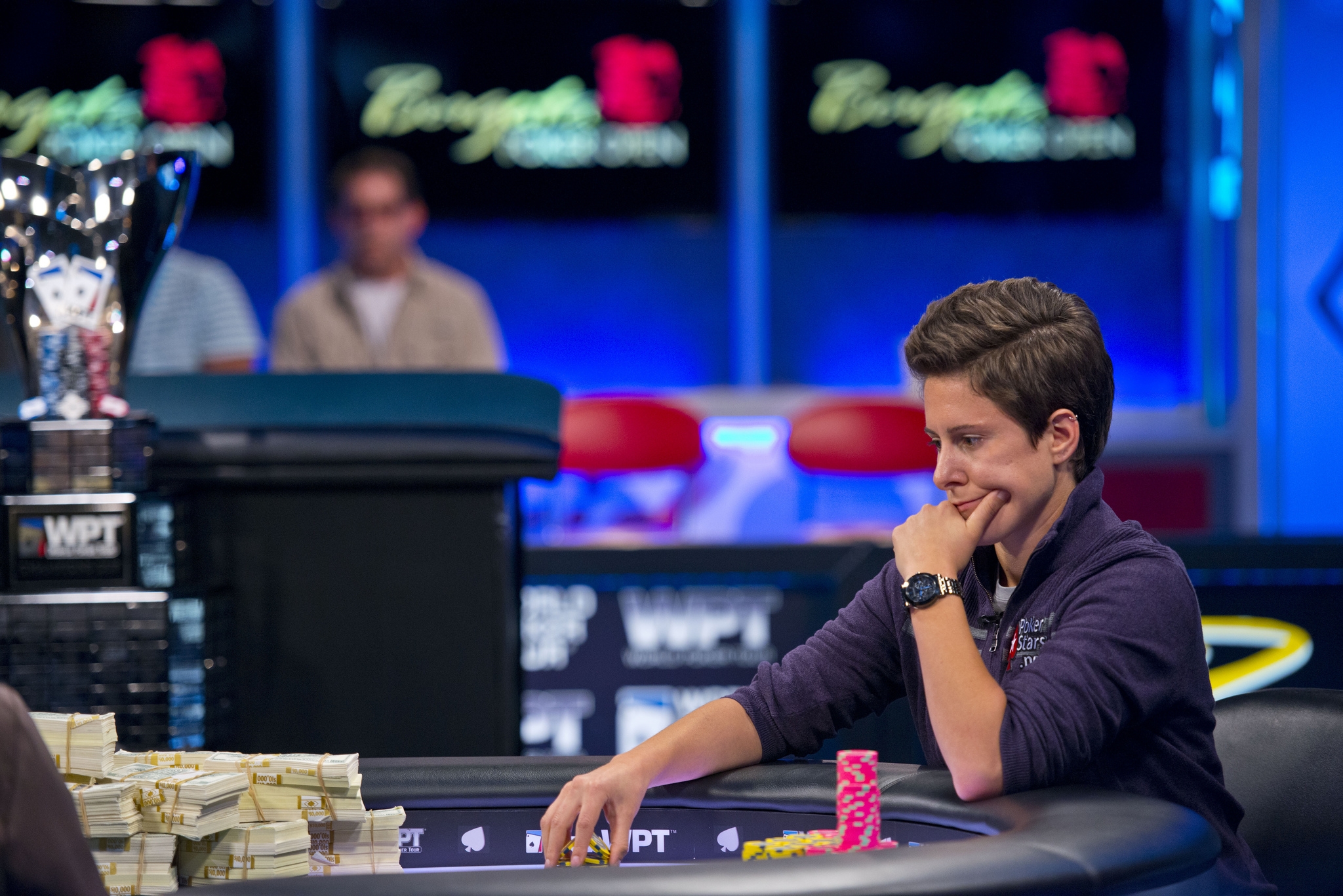 Задумчивая Ванесса Селбст за покерным столом на турнире